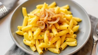 Pasta with Fried Onions – A simple yet delicious plate of pasta topped with golden fried onions.