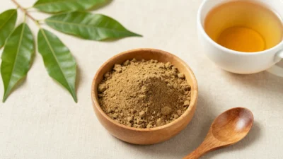 How to take kratom – kratom powder, leaves, and tea on a wooden surface
